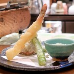 桶家乃隠居 - おまかせの天ぷら エビなど