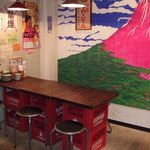 Gokujou Warayaki Ryouri To Kushi Katsu Warayakibu - 手作りのテーブルや壁に貼られたメニューなどぬくもりあふれるアットホームな雰囲気の店内☆