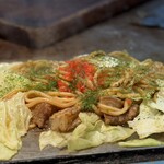 チング - 「豚と油かすの焼きそば」 (*´ч`*) ｳﾝﾏッ！
            ゴリゴリの油かすが柔らかくジューシーでめちゃうまい