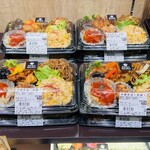 デリカキッチン - 中華弁当（酢豚）が並んでいます