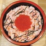 Totoraku - ズワイガニとイクラ丼、真上から！