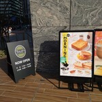 タリーズコーヒー - 店先のメニューと営業時間。