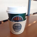 タリーズコーヒー - ホットコーヒーにはスリーブ付き。