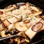 アジト 金山 - エビとキノコのアヒージョ