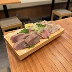 Shinjuku Motsuyaki Shibaura Horumon - 刺し盛り合わせ　1,390円（左から、レバー、タン、ガツ）