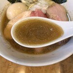 中華そば 児ノ木 - 【数種類の極上厳選煮干しから、平均的な煮干しラーメン店の約3倍を使用】
                                荒々しい煮干しエグミを感じます。その後、トロッとした煮干しの旨みを感じます。
                                旨い(● ˃̶͈̀ロ˂̶͈́)੭⁾⁾ 細麺との相性もバッチリ