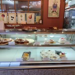 ケーキ - 店内  ショーケース