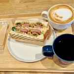 GOOD TIME COFFEE - カモネギサンドとコーヒー（お相手はカフェラテ）