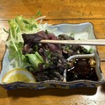 もも屋 - 軽く炙られた地鶏は脂身もしっかりして歯応えのある地鶏。量こそ少ないももの美味しいたたきでした。