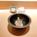 鮨 しょう太 - ホッキ貝（火入れして燻製、紅花油とブラックペッパー）