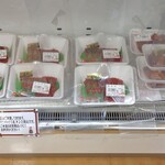 道の駅ばんだい - 売店に並ぶ馬刺し