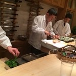 くろぎ - チキン南蛮をくろぎさんみずから取り分けます。