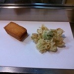 与太呂本店 - 和紙に置かれる揚げたての天ぷら