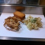 与太呂本店 - 順番に並べられる天ぷら