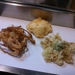 与太呂本店 - 順番に並べられる天ぷら