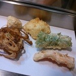 与太呂本店 - 順番に並べられる天ぷら