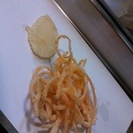 与太呂本店 - 順番に並べられる天ぷら
