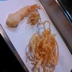 与太呂本店 - 順番に並べられる天ぷら