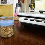 Marumitsu Shokudou - テーブルの上にピーナッツ