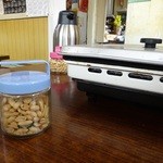 マルミツ食堂 - テーブルの上にピーナッツ