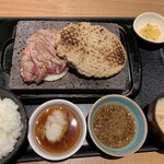 Ishiyaki Suteki Zei - ジューシーコンビセット  タレは2種類頼めます。おろしポン酢とオニオンソース