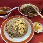 大陸 - チャーハンとスープとレバ炒（食べかけ）と瓶ビール