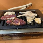 大衆焼肉本店 - ホルモン、ジンギスカン、上ミノ（ジュ〜ッ、ジュ〜ッ）