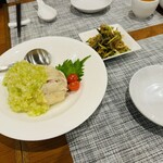 苦楽園中華 マルベリー - 淡路島の柔らか蒸し鶏　葱ソースとザーサイと胡瓜の和物