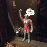 手打そば くりはら - 蕎麦打ち場に置かれたウルトラマン