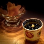 Sushi Ishiyama - 先付けの、もずく酢。 上品な酸味です。 シャリにも使ってるのかな？ 細く繊細なもずくにわずかな生姜。 いい香り、口の中もさっぱり。 さぁ、鮨、いただきましょうか。