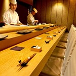Sushi Ishiyama - カウンターはL型の12席。 本日お昼間満席。