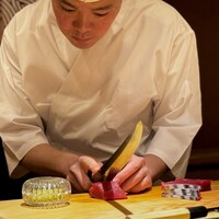 鮨 いしやま - 大将１。 鮨屋のカツオはなんでこんなに美しいんですかね。 こうして切られた身が一旦、厨房に行って姿を変えて帰ってきます。 裏では丁寧な仕事が為されます。 ほんとはそれを見たいんですけどね。