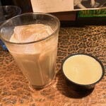 タイニーカフェ - アイスチャイ、プリン