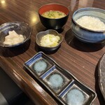 とんかつ六 - ご飯と味噌汁、漬け物たち