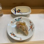 すし処美旨 - 煮蛤のお寿司。衝撃でした。温かいお寿司、蛤の味、忘れないです。