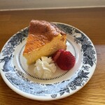 グルテンフリーカフェ タマクーヘン - 苺つきチーズケーキ