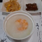 趙の飲茶 888 - 必ず海老いりのお粥、付け合わせのおかずと一緒にいただきます。