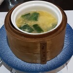 趙の飲茶 888 - この日のスープは、たまごとワカメのとろみあるスープ。熱々。