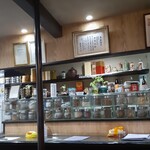 趙の飲茶 888 - 生薬とか色々カウンター上に並んでます。