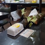 趙の飲茶 888 - 卓上に、ティッシュペーパーとウェットティッシュがあります。おしぼりはだされませんので、此方を利用。