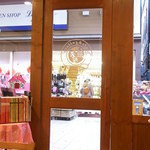 登美屋 - ウッディな店内からは商店街を行くヒト達を眺められます♪