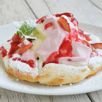 benci - ストロベリークリームとバニラアイスのデザートピザ