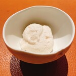 Syn - 生胡椒アイス、上にはアーモンドとアマレットのムース