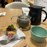 茶青花 - 急須と共にお湯の入ったポットも　