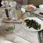 黒毛和牛食べ放題Z - 激うまオイキムチ　奥はローストビーフ霜降り