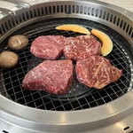 黒毛和牛食べ放題Z - 焼き網いっぱいのランプステーキカット
