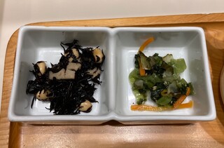 Dashi Cha Duke Purasu Niku Udonen - ひじきと野菜の和え物