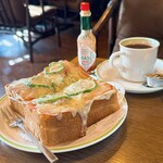BANFF - 料理写真:コーヒーとピザトースト