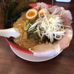 ラーメン 魁力屋 - 漆黒醤油全部のせラーメン