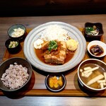 Akameno Oyaji - 極厚生姜焼き定食 1900円